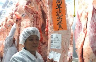 大浦ミートの販売会で、花補佐さんの枝肉